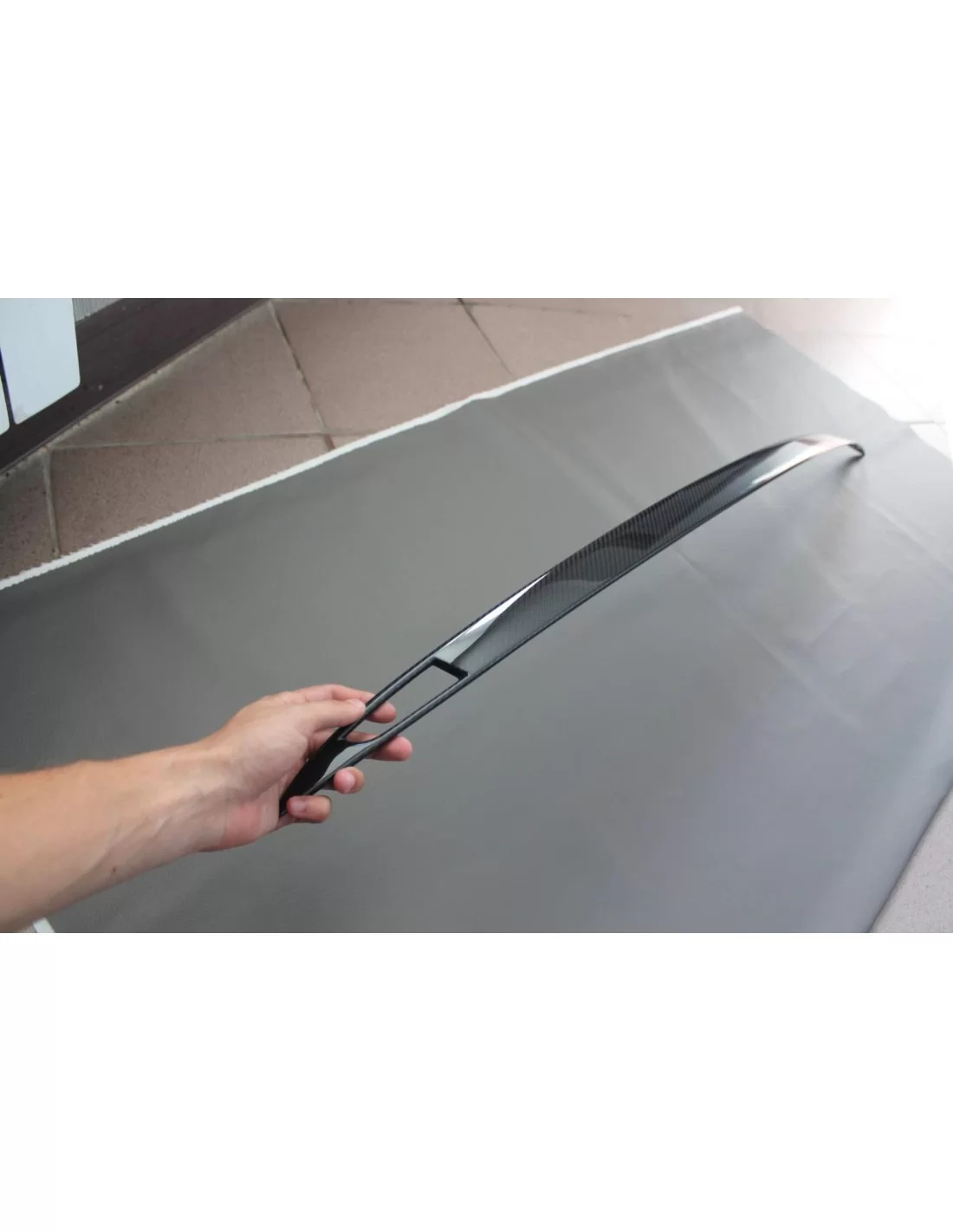  - Tesla - Guarnição da bagageira em carbono Tesla Modes S - 1 - Melhore o seu Tesla Model S com esta guarnição de carbono premi