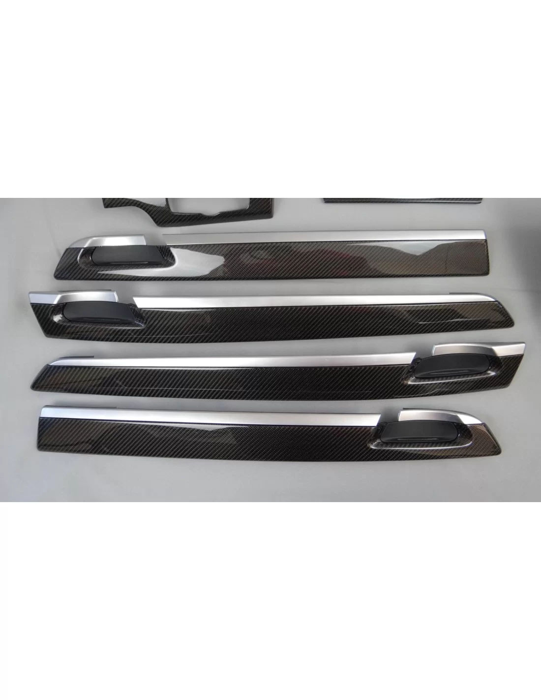 - BMW - BMW Serie 7: finiture interne in carbonio - 2 - Trasformate la vostra BMW Serie 7 con eleganti finiture interne in carb - BMW - BMW Serie 7: finiture interne in carbonio - 2 - Trasformate la vostra BMW Serie 7 con eleganti finiture interne in carb