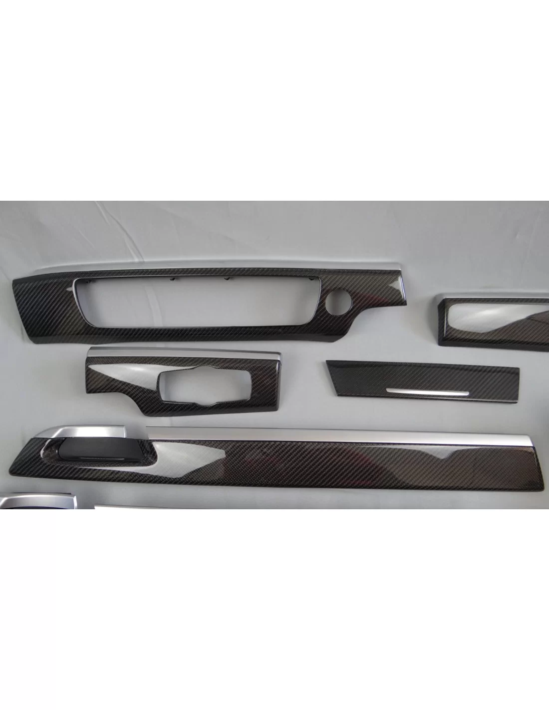 - BMW - Acabamentos interiores em carbono do BMW Série 7 - 4 - Transforme o seu BMW Série 7 com elegantes acabamentos interiore - BMW - Acabamentos interiores em carbono do BMW Série 7 - 4 - Transforme o seu BMW Série 7 com elegantes acabamentos interiore
