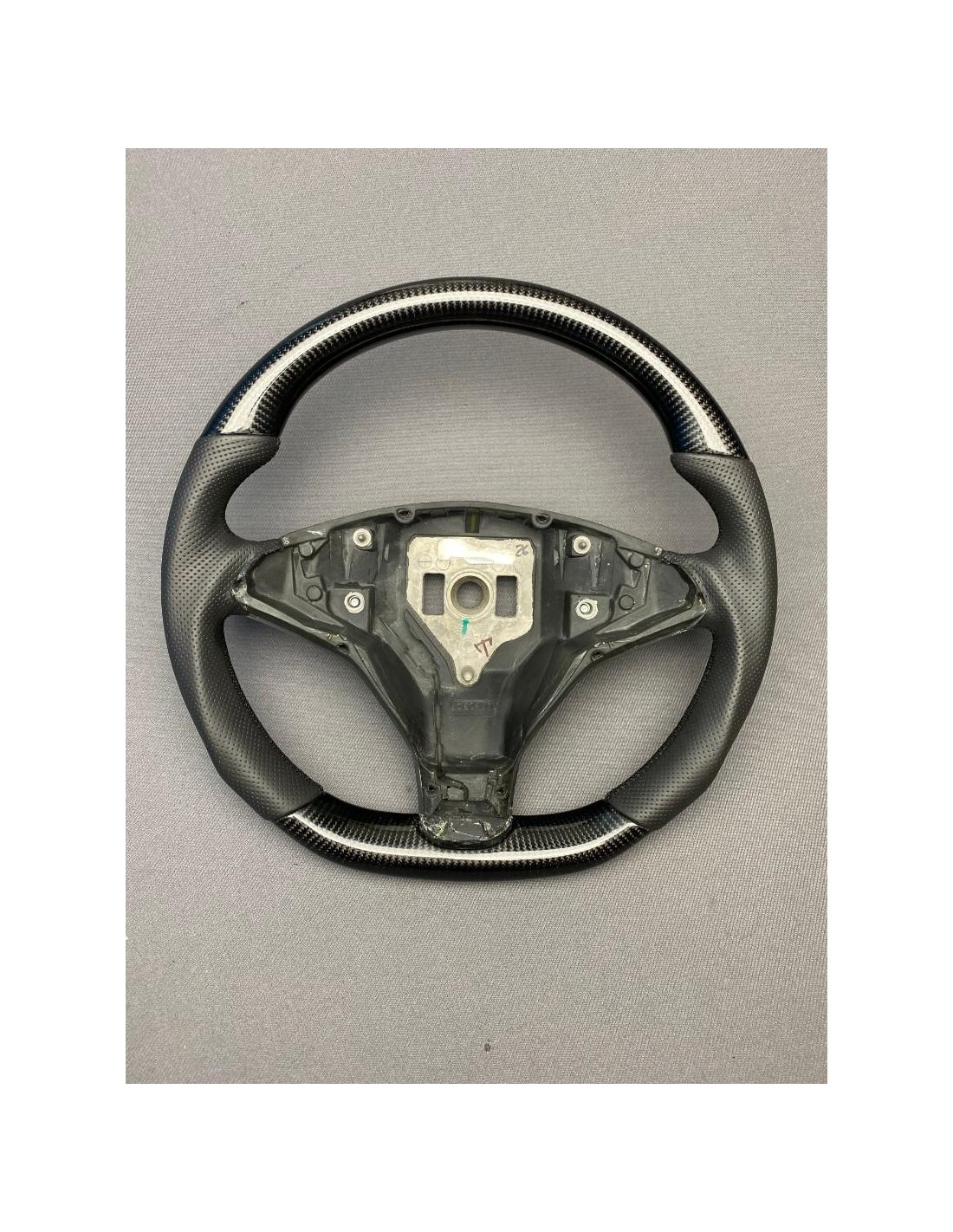  - Steering Wheels - Tesla Ratt i kolfiberläder - 1 - Lyft din Tesla med en elegant ratt i kolfiberläder, utformad för lyx och f