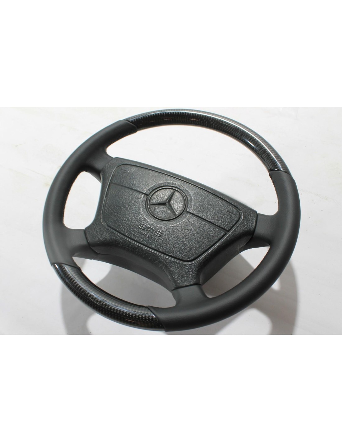 - Volant - Volant en fibre de carbone pour Mercedes-Benz W124 Classe E - 2 - Transformez votre Mercedes-Benz W124 Classe E avec - Volant - Volant en fibre de carbone pour Mercedes-Benz W124 Classe E - 2 - Transformez votre Mercedes-Benz W124 Classe E avec