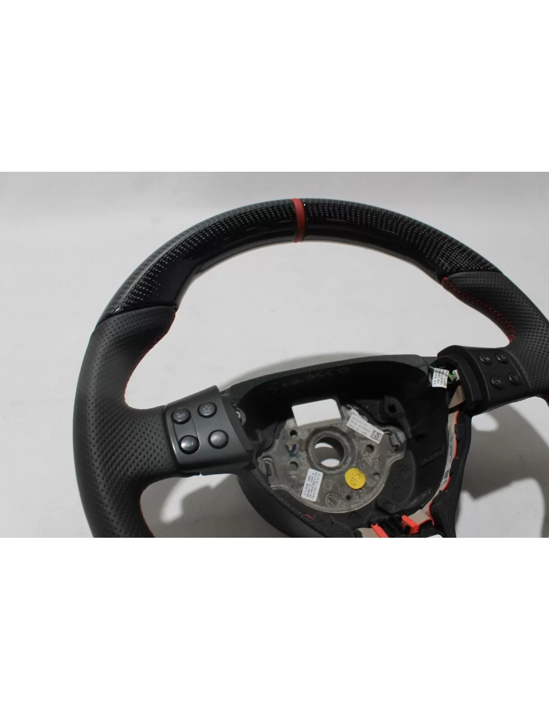 - Volante - Volante Volkswagen Scirocco Cuero Carbono - 3 - Actualice su vehículo con el volante del Volkswagen Scirocco fabric