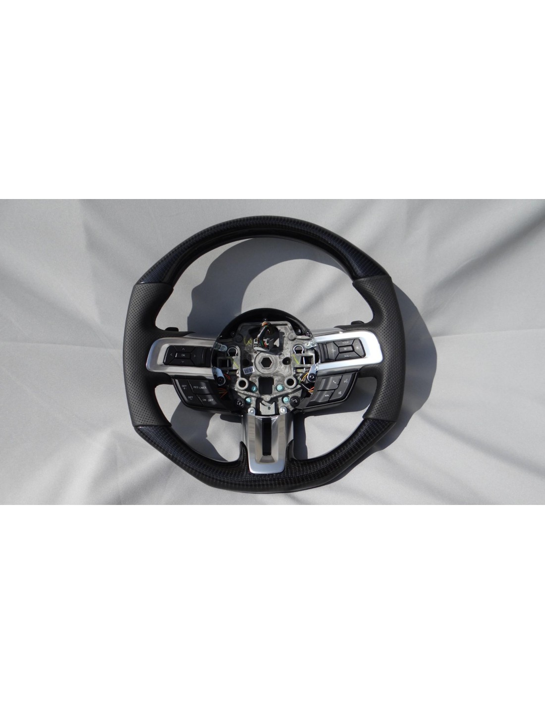 - Volant - Ford Mustang Shelby GT Volant cuir carbone - 1 - Donnez un coup de fouet à votre Ford Mustang Shelby GT avec notre v  - Volant - Ford Mustang Shelby GT Volant cuir carbone - 1 - Donnez un coup de fouet à votre Ford Mustang Shelby GT avec notre v