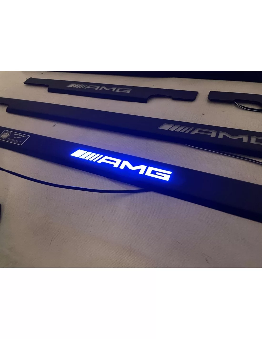 - Mercedes Benz - Soglie delle porte AMG illuminate a LED in acciaio inox per Mercedes-Benz Classe G W463 6x6 - 3 - Acquista le - Mercedes Benz - Soglie delle porte AMG illuminate a LED in acciaio inox per Mercedes-Benz Classe G W463 6x6 - 3 - Acquista le