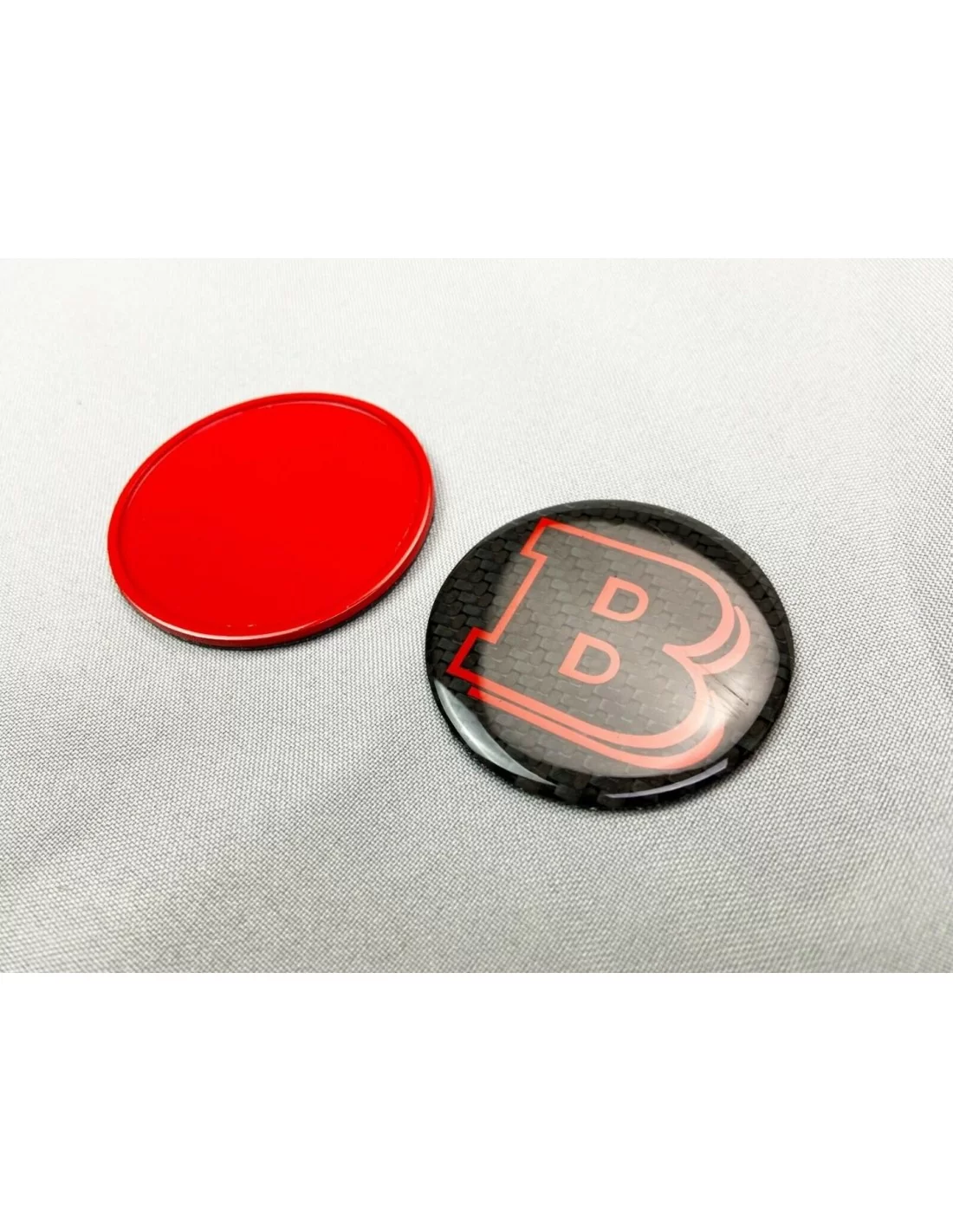- logo & Emblems - 2-Komponenten-ROT-Metallic mit Carbon-Emblem des Brabus-Logos für die Motorhaube von Mercedes-Benz Fahrzeuge  - logo & Emblems - 2-Komponenten-ROT-Metallic mit Carbon-Emblem des Brabus-Logos für die Motorhaube von Mercedes-Benz Fahrzeuge