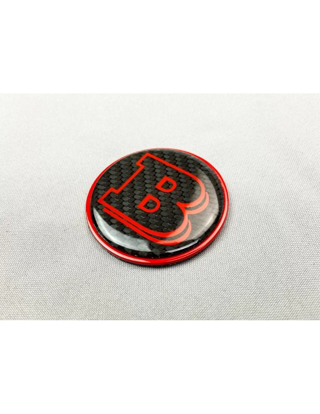 - logo & Emblems - 2-Komponenten-ROT-Metallic mit Carbon-Emblem des Brabus-Logos für die Motorhaube von Mercedes-Benz Fahrzeuge  - logo & Emblems - 2-Komponenten-ROT-Metallic mit Carbon-Emblem des Brabus-Logos für die Motorhaube von Mercedes-Benz Fahrzeuge