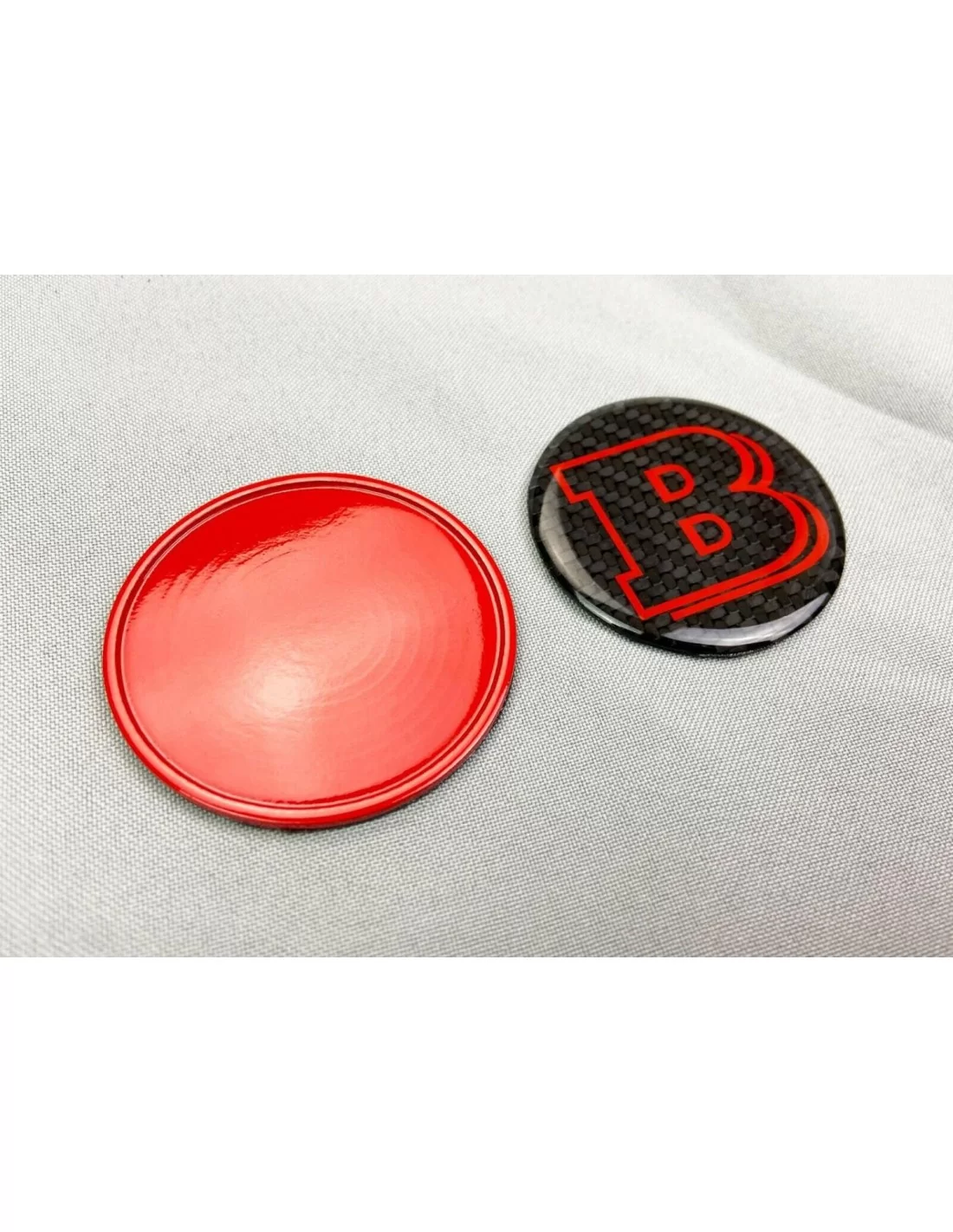 - logo & Emblems - 2-Komponenten-ROT-Metallic mit Carbon-Emblem des Brabus-Logos für die Motorhaube von Mercedes-Benz Fahrzeuge  - logo & Emblems - 2-Komponenten-ROT-Metallic mit Carbon-Emblem des Brabus-Logos für die Motorhaube von Mercedes-Benz Fahrzeuge