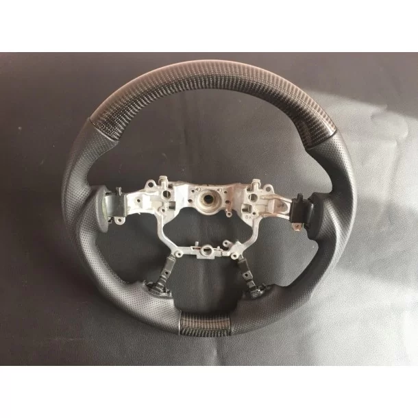  - Volant - Volant Toyota Land Cruiser cuir carbone - 1 - Améliorez votre Toyota Land Cruiser avec un volant en cuir carbone de 