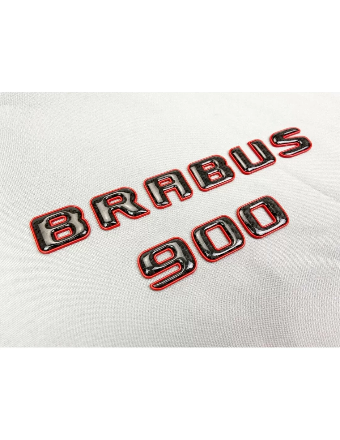  - Logos & Emblems - 用于梅赛德斯-奔驰汽车的 Brabus 900 风格徽标，红色金属质感，带碳元素 - 7 - 在 Tuneverse 购买适用于奔驰的 Brabus 900 Style 红色金属碳纤维车标！用这个时尚的标志提升您爱
