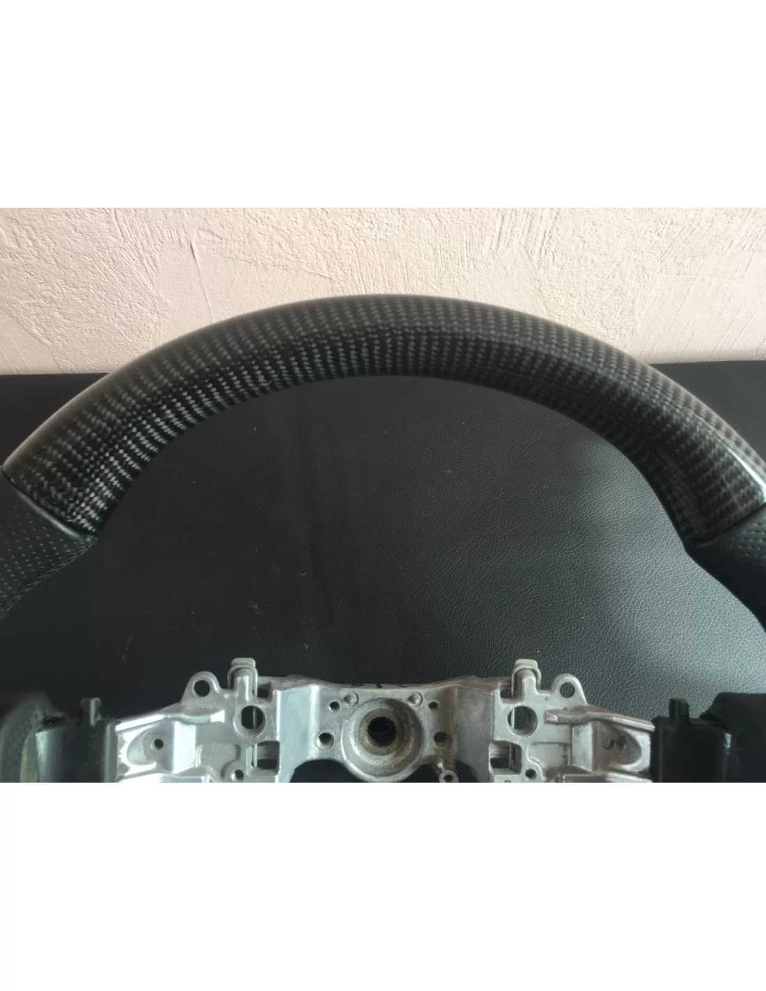  - Volant - Volant Toyota Land Cruiser cuir carbone - 3 - Améliorez votre Toyota Land Cruiser avec un volant en cuir carbone de 