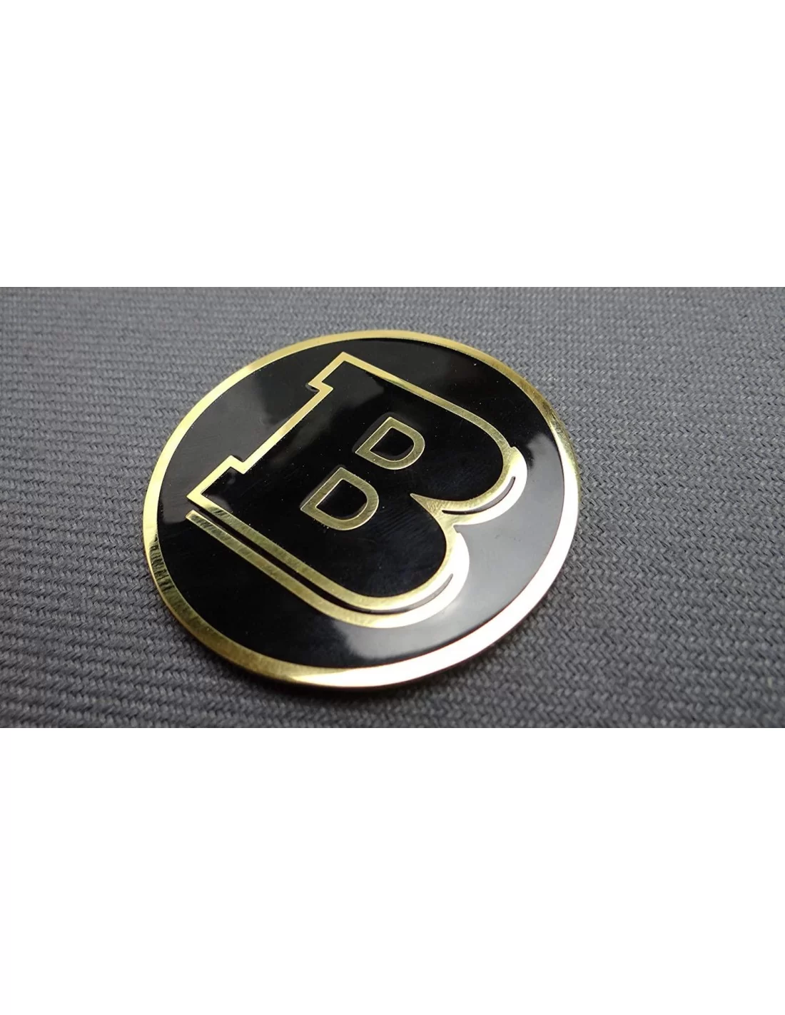  - Logos & Emblems - 用于奔驰 W463 G 级的 Brabus 风格引擎盖铲，引擎盖上独一无二的金色徽章 - 3 - 使用来自 Tuneverse 的 Brabus 金色引擎盖徽章升级您的奔驰 W463。为您的爱车增添一丝奢华与独特。