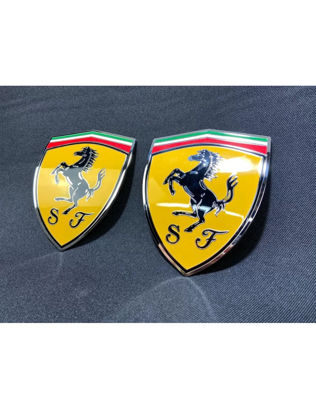 - logo & Emblems - per Ferrari 360 Modena Set di stemmi metallizzati per montanti laterali gialli 65921900 - 3 - Valorizzate la  - logo & Emblems - per Ferrari 360 Modena Set di stemmi metallizzati per montanti laterali gialli 65921900 - 3 - Valorizzate la