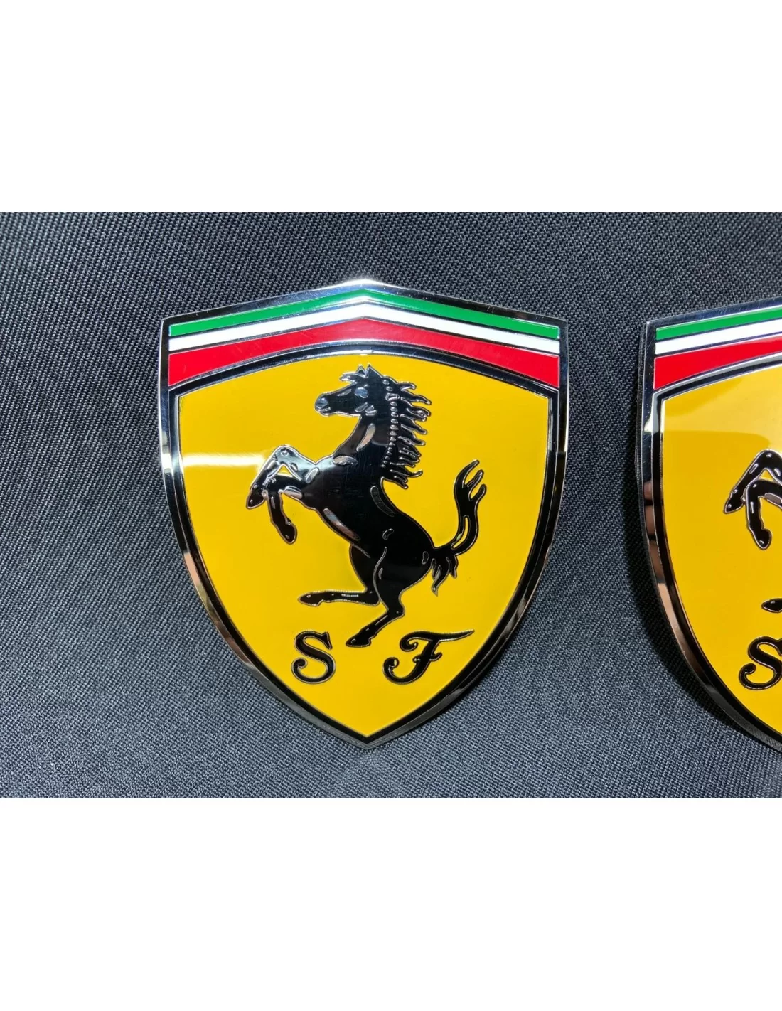 - logo & Emblems - per Ferrari 360 Modena Set di stemmi metallizzati per montanti laterali gialli 65921900 - 4 - Valorizzate la  - logo & Emblems - per Ferrari 360 Modena Set di stemmi metallizzati per montanti laterali gialli 65921900 - 4 - Valorizzate la