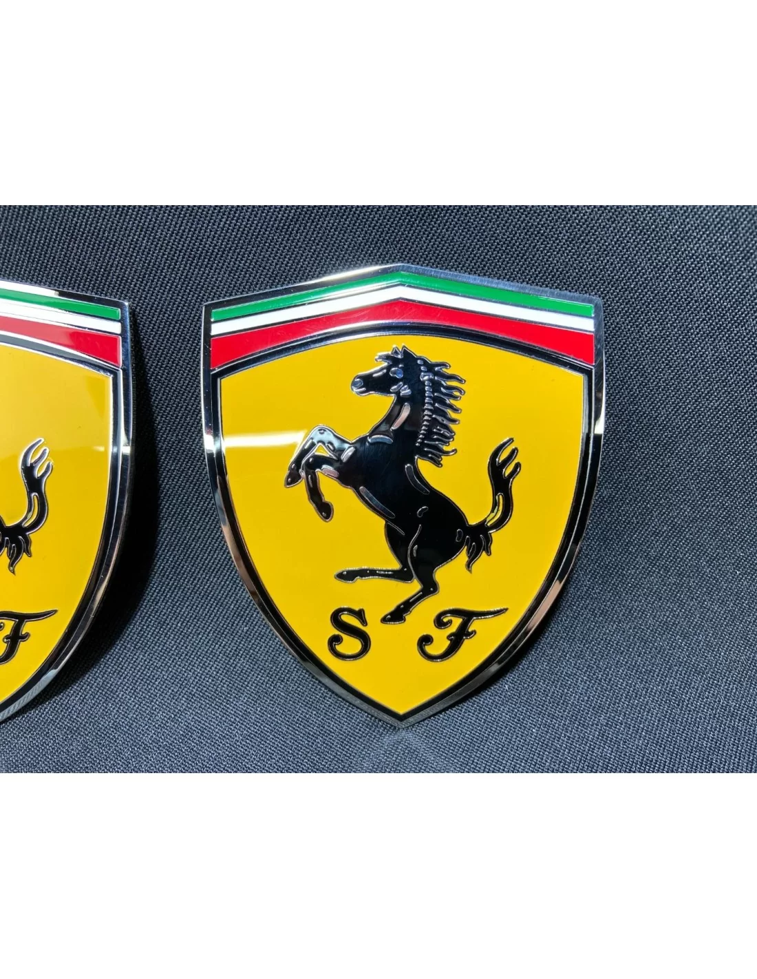  - logo & Emblems - Zestaw metalowych emblematów na słupki boczne Ferrari 360 Modena Yellow 65921900 - 5 - Wzbogać swoje Ferrari