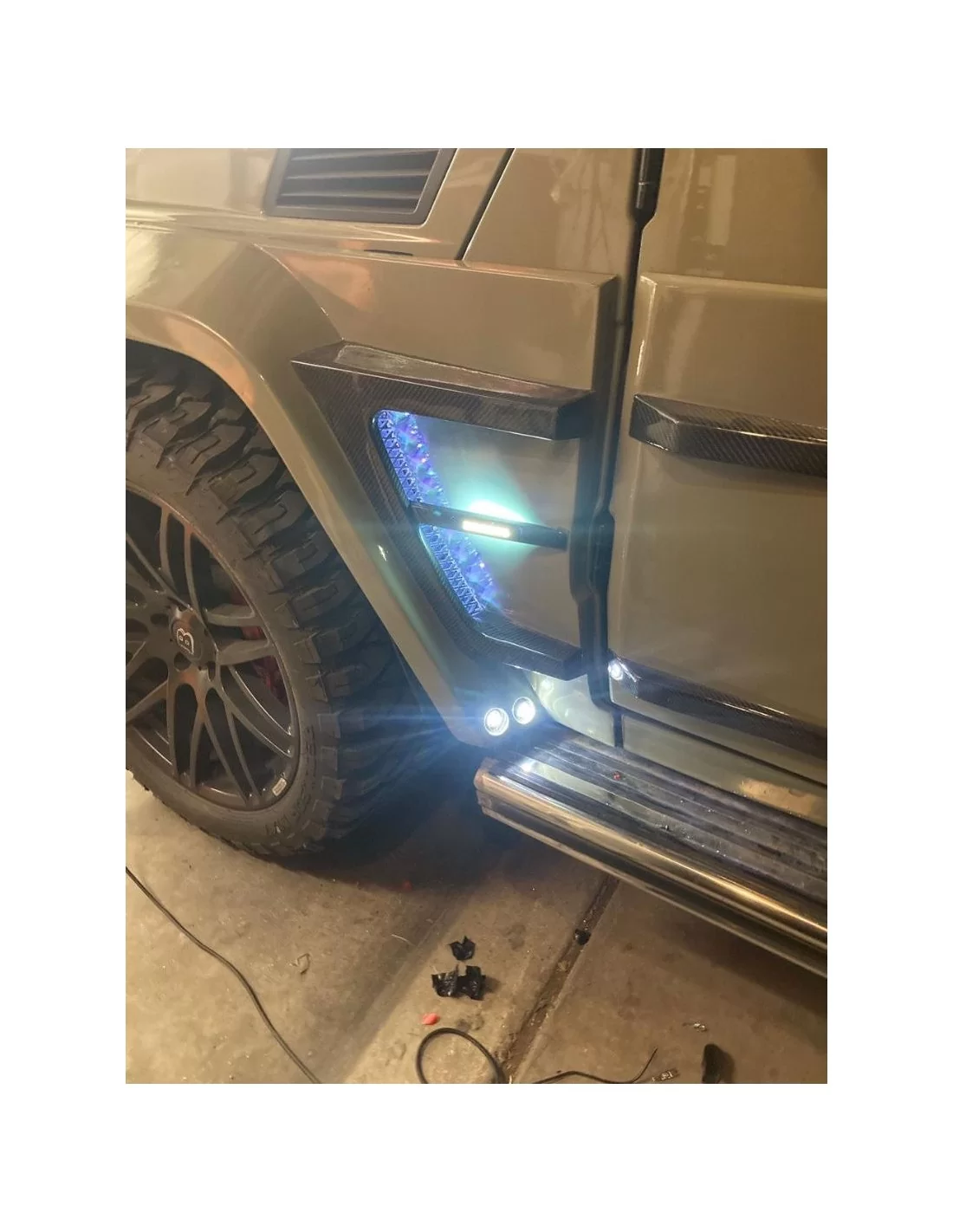 - Mercedes Benz - Zestaw karoserii z włókna szklanego i elementów karbonowych Brabus Mercedes G-Class W463 3-drzwiowy - 8 - Kup  - Mercedes Benz - Zestaw karoserii z włókna szklanego i elementów karbonowych Brabus Mercedes G-Class W463 3-drzwiowy - 8 - Kup