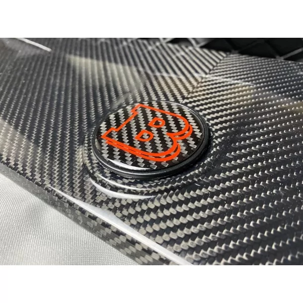  - Logos & Emblems - 双组分金属碳纤维 Brabus 徽标 奔驰 G 级旅行车引擎盖后备箱 W463 - 1 - 购买用于奔驰 W463 引擎盖和后备箱的 53 毫米金属碳纤维 Brabus 徽标。这款高档车标可提升您爱车的格调！✌️✏