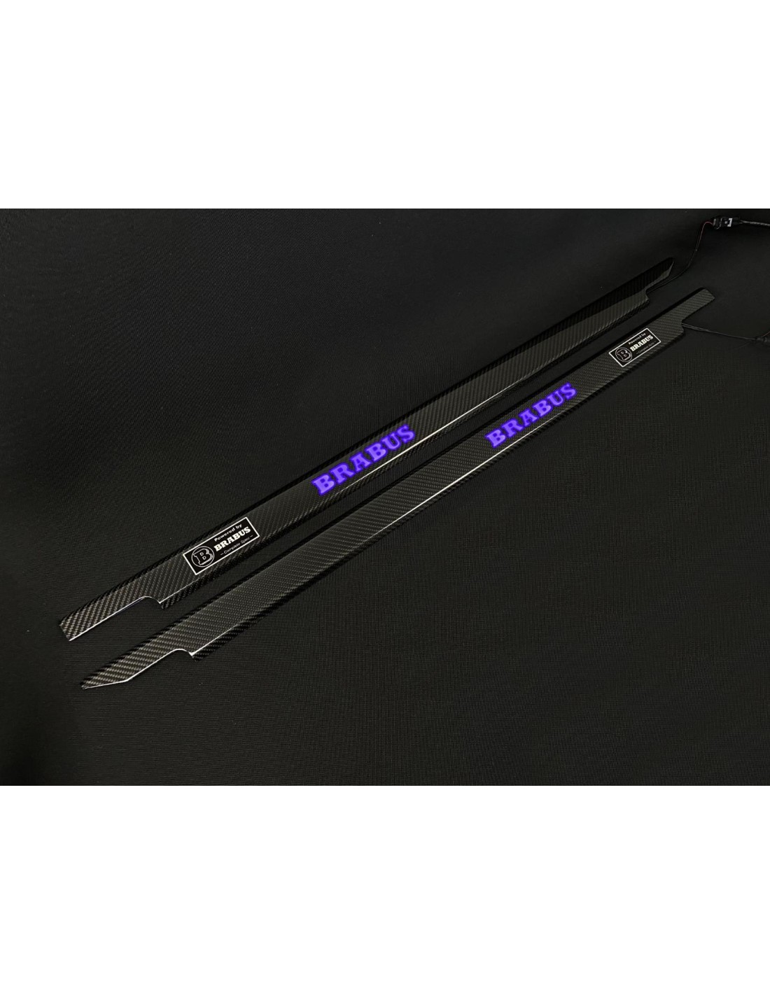 - Mercedes-Benz - 用于梅赛德斯-奔驰 G W463 三门 G 级轿车的碳纤维 LED Brabus 发光门踏板 2 件 - 1 - 使用我们的碳纤维 LED Brabus 车门踏板,为您的梅赛德斯 W463 三门轿车增添时尚和现代气息!  - Mercedes-Benz - 用于梅赛德斯-奔驰 G W463 三门 G 级轿车的碳纤维 LED Brabus 发光门踏板 2 件 - 1 - 使用我们的碳纤维 LED Brabus 车门踏板,为您的梅赛德斯 W463 三门轿车增添时尚和现代气息!