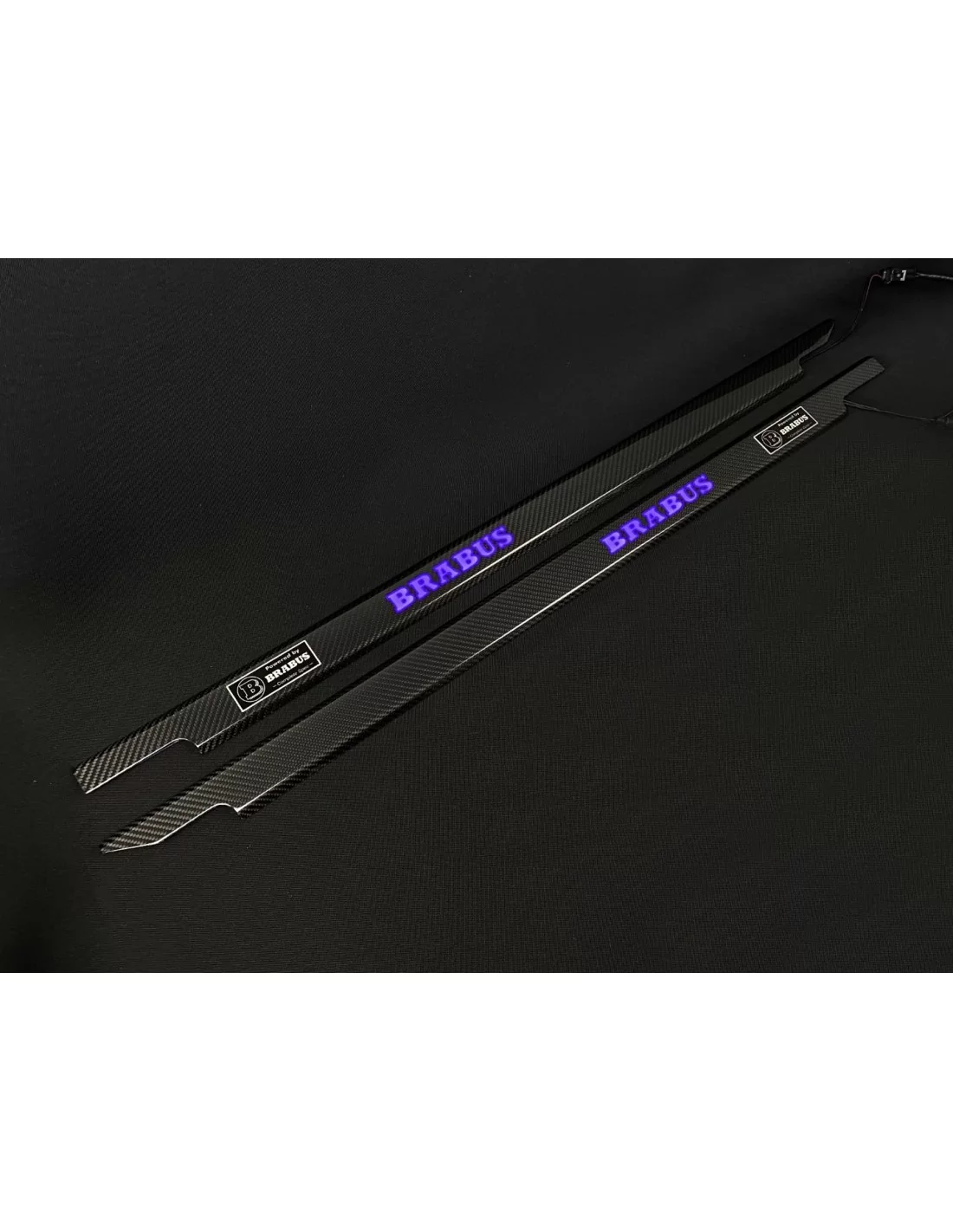 - Mercedes-Benz - 用于梅赛德斯-奔驰 G W463 三门 G 级轿车的碳纤维 LED Brabus 发光门踏板 2 件 - 1 - 使用我们的碳纤维 LED Brabus 车门踏板,为您的梅赛德斯 W463 三门轿车增添时尚和现代气息!  - Mercedes-Benz - 用于梅赛德斯-奔驰 G W463 三门 G 级轿车的碳纤维 LED Brabus 发光门踏板 2 件 - 1 - 使用我们的碳纤维 LED Brabus 车门踏板,为您的梅赛德斯 W463 三门轿车增添时尚和现代气息!