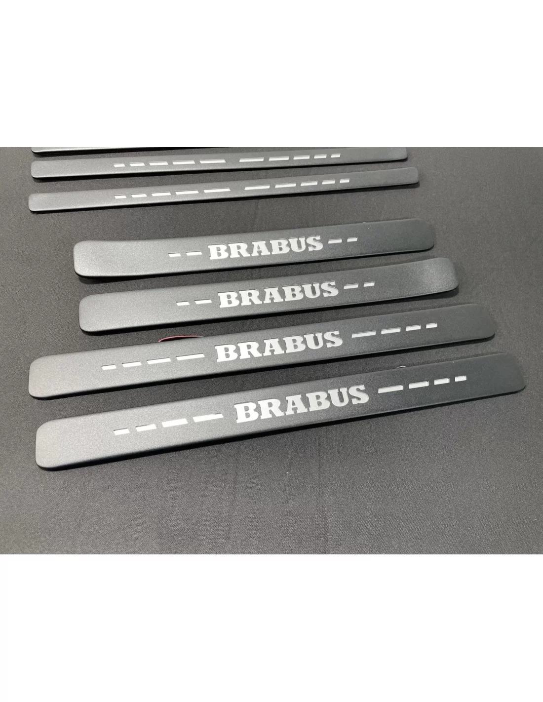  - Mercedes Benz - Seuils de porte BRABUS LED métallisés et éclairés pour Mercedes Benz W223 - 4 - Achetez les seuils de porte B