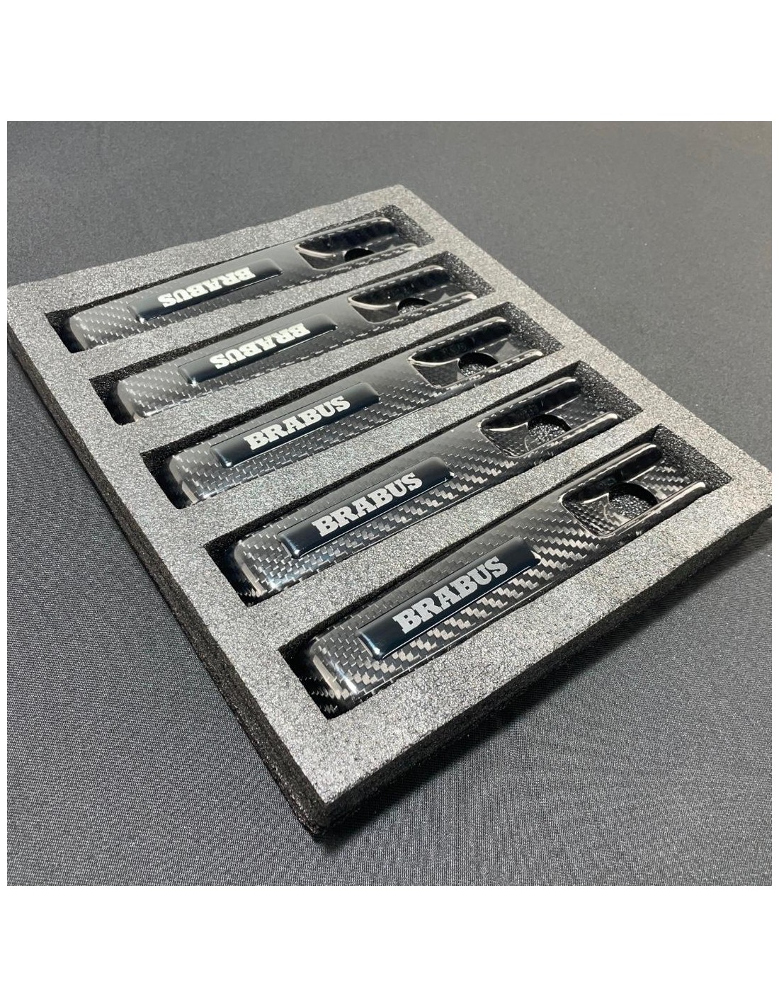 - Mercedes-Benz - 用于梅赛德斯-奔驰 W463A W464 G 系列的碳纤维带徽标 Brabus 门把手套 5pcs - 1 - 使用我们带有 Brabus 徽标的碳纤维门把手套,提升您的奔驰 W463A 车型的时尚外观!✨❗️  - Mercedes-Benz - 用于梅赛德斯-奔驰 W463A W464 G 系列的碳纤维带徽标 Brabus 门把手套 5pcs - 1 - 使用我们带有 Brabus 徽标的碳纤维门把手套,提升您的奔驰 W463A 车型的时尚外观!✨❗️