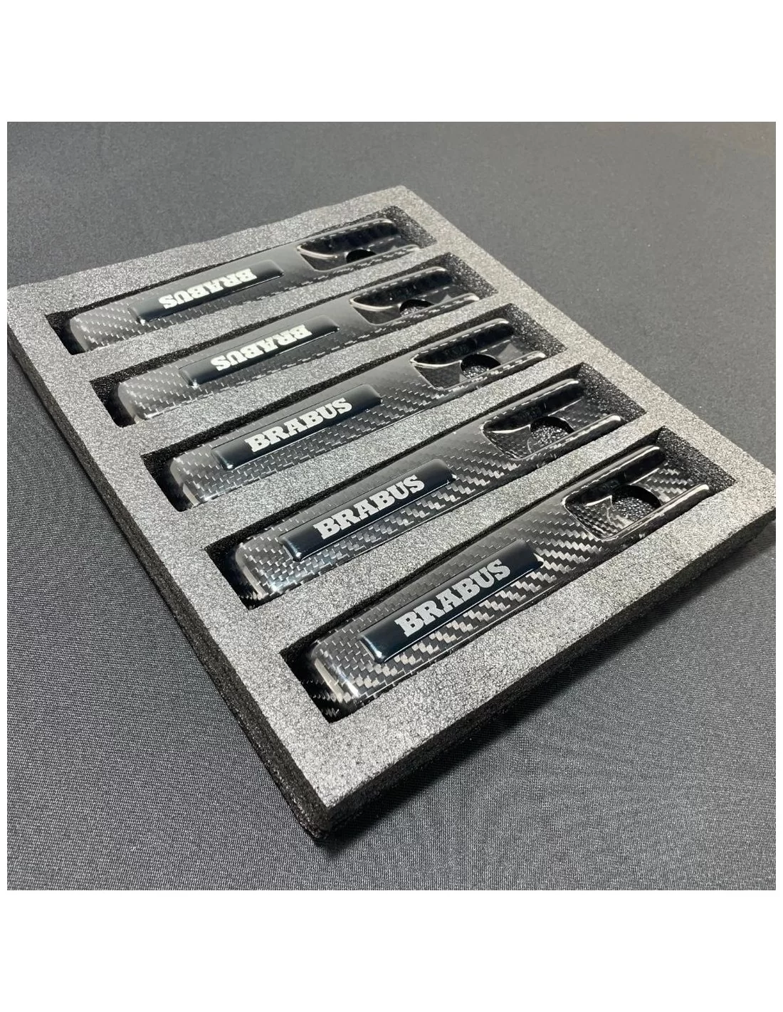 - Mercedes-Benz - 用于梅赛德斯-奔驰 W463A W464 G 系列的碳纤维带徽标 Brabus 门把手套 5pcs - 1 - 使用我们带有 Brabus 徽标的碳纤维门把手套,提升您的奔驰 W463A 车型的时尚外观!✨❗️  - Mercedes-Benz - 用于梅赛德斯-奔驰 W463A W464 G 系列的碳纤维带徽标 Brabus 门把手套 5pcs - 1 - 使用我们带有 Brabus 徽标的碳纤维门把手套,提升您的奔驰 W463A 车型的时尚外观!✨❗️