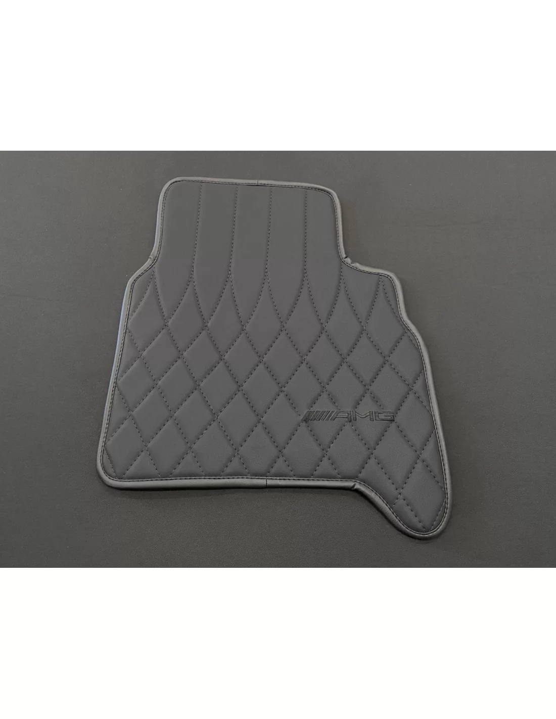  - Mercedes-Benz - Tapetes AMG PRETOS para Mercedes-Benz W463A - 2 - Eleve o interior do seu Mercedes-Benz W463A com os nossos t