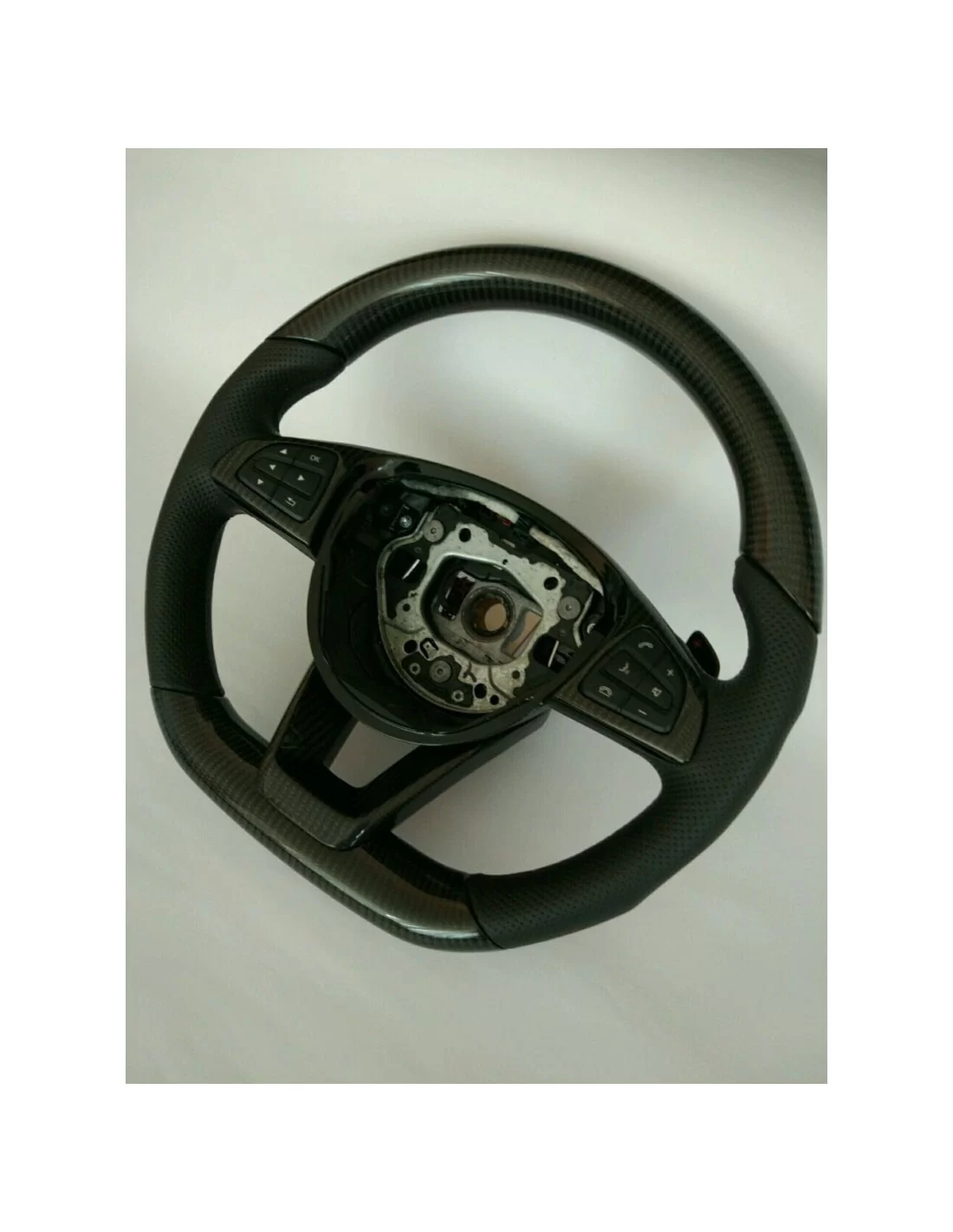  - Volant - Mercedes-Benz CLA CLS GLE Volant en cuir carbone - 1 - Rehaussez votre Mercedes-Benz CLA, CLS, GLE avec un élégant v