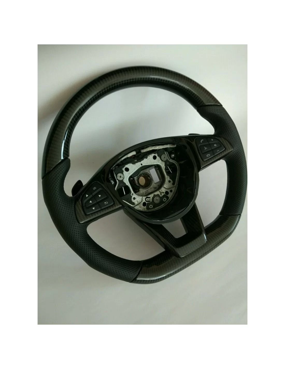  - Volant - Mercedes-Benz CLA CLS GLE Volant en cuir carbone - 3 - Rehaussez votre Mercedes-Benz CLA, CLS, GLE avec un élégant v