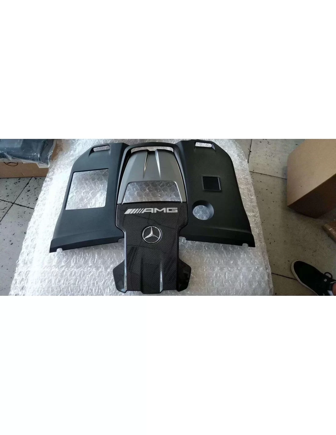 - Mercedes Benz - Centralna część pokrywy silnika AMG z włókna węglowego do AMG Mercedes-Benz W463A W464 G-Wagon G-Class G63 - - Mercedes Benz - Centralna część pokrywy silnika AMG z włókna węglowego do AMG Mercedes-Benz W463A W464 G-Wagon G-Class G63 -