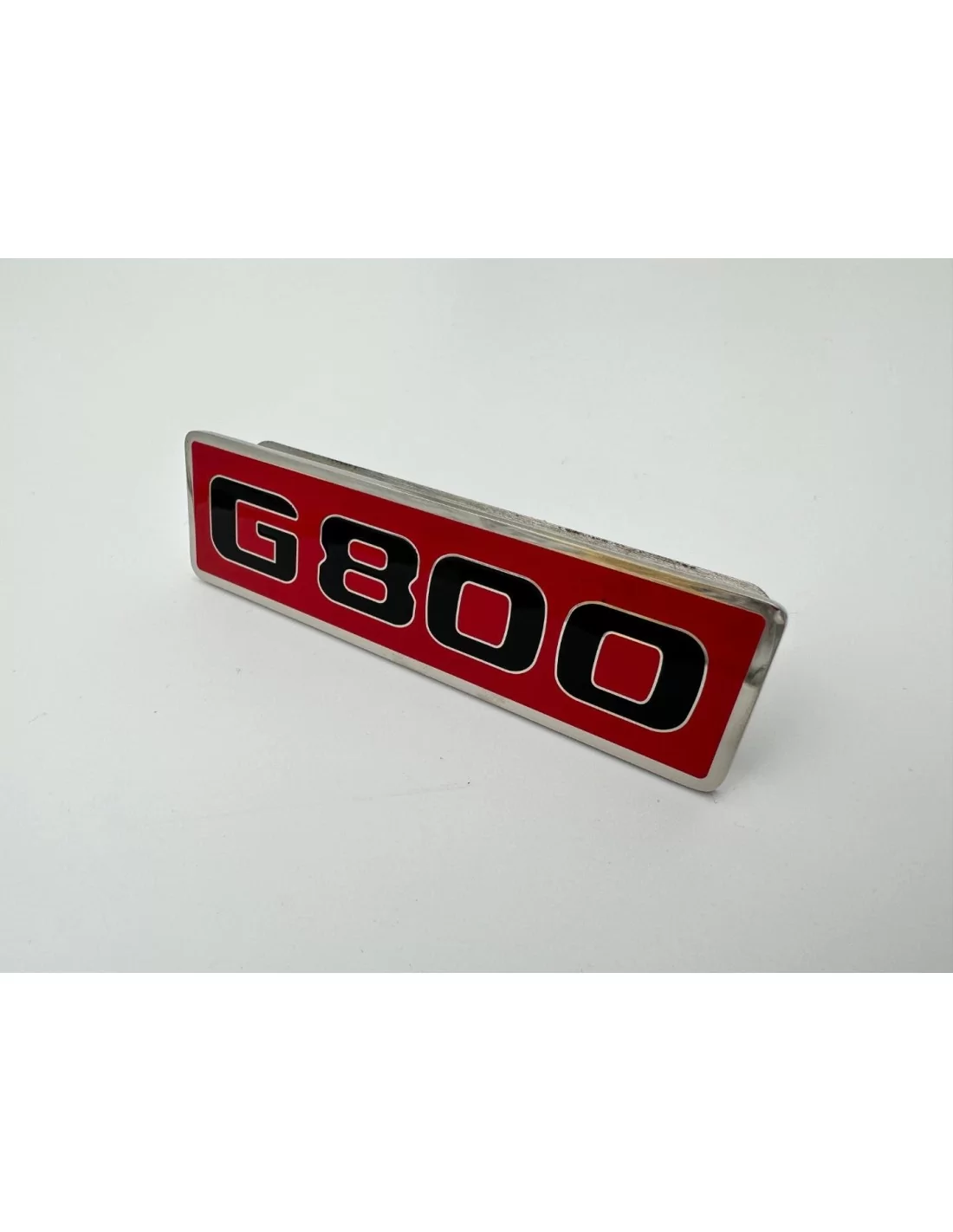  - logo & Emblems - Emblème rouge métallisé G800 pour calandre Mercedes-Benz Classe G W463 - 2 - Achetez l'emblème métallique ro