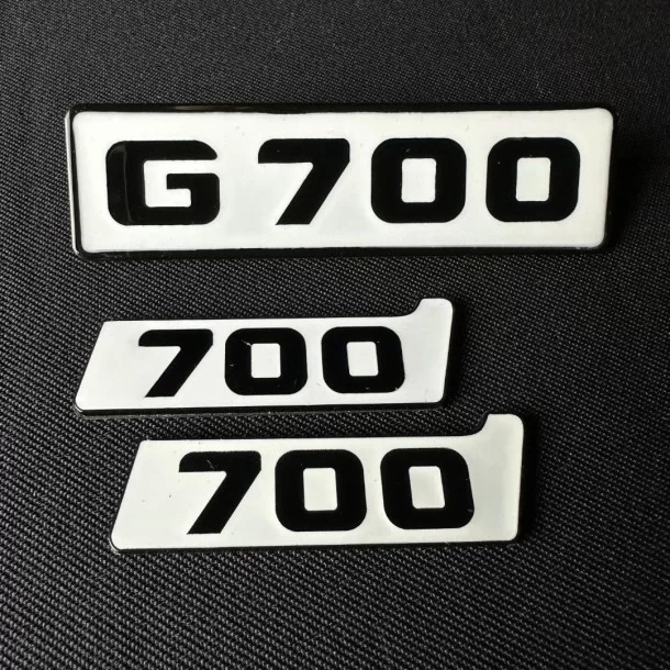  - logo & Emblems - Metaliczne białe emblematy Mercedes G700 przednia kratka Brabus BITURBO 700 boczne plakietki logo G-Class W4