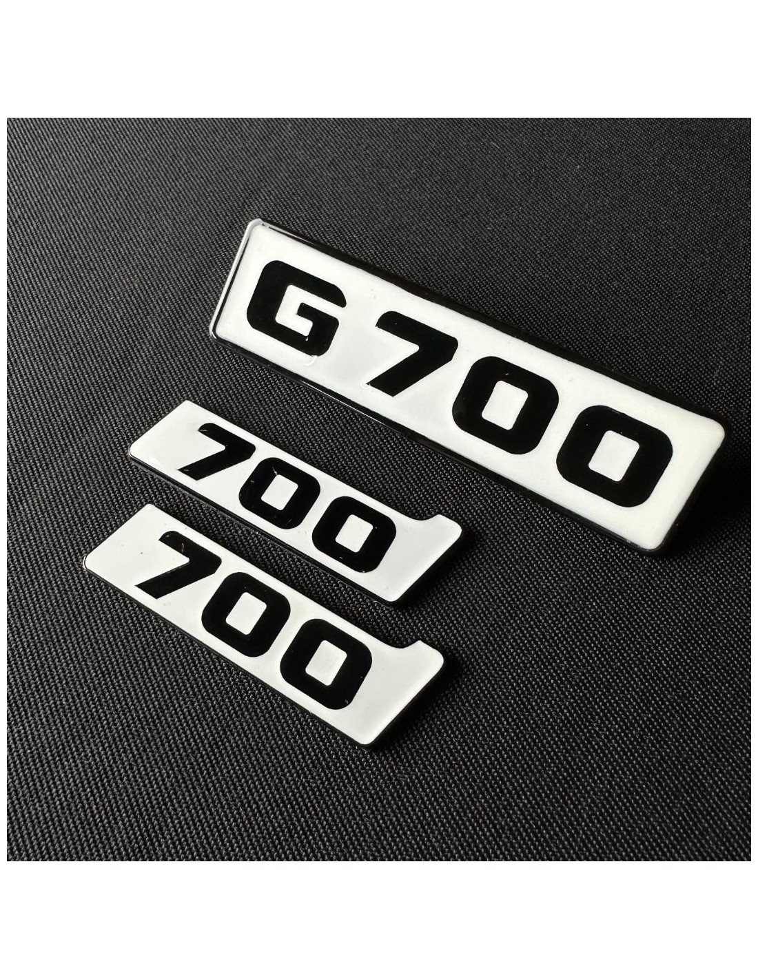 - Logos & Emblems - Conjunto de emblemas em branco metalizado para a grelha dianteira do Mercedes-Benz G700 Crachás do logótipo  - Logos & Emblems - Conjunto de emblemas em branco metalizado para a grelha dianteira do Mercedes-Benz G700 Crachás do logótipo