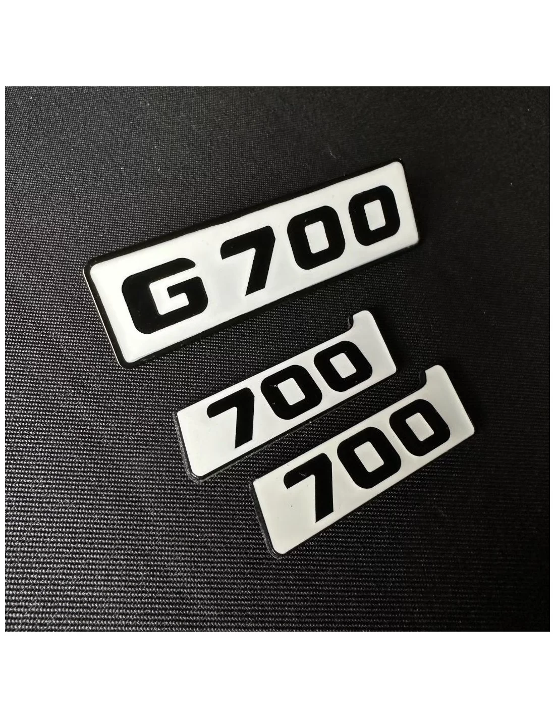  - Logos & Emblems - Metallic witte emblemen set voor Mercedes-Benz G700 grille Brabus BITURBO 700 zijplaat logo badges - 2 - Ve