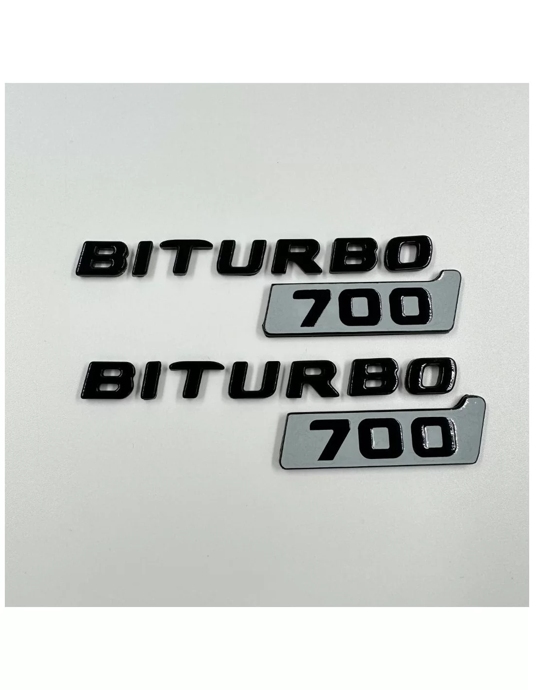 - logo & Emblems - Grigio metallizzato Brabus 700 BITURBO Set di stemmi laterali Mercedes W463A W464 Classe G - 1 - Impreziosit  - logo & Emblems - Grigio metallizzato Brabus 700 BITURBO Set di stemmi laterali Mercedes W463A W464 Classe G - 1 - Impreziosit