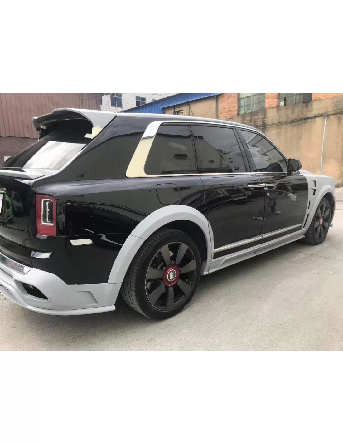 - Rolls Royce - Kit carrozzeria in fibra di carbonio in stile Mansory per Rolls-Royce Cullinan - 4 - Acquista il kit carrozzeri  - Rolls Royce - Kit carrozzeria in fibra di carbonio in stile Mansory per Rolls-Royce Cullinan - 4 - Acquista il kit carrozzeri