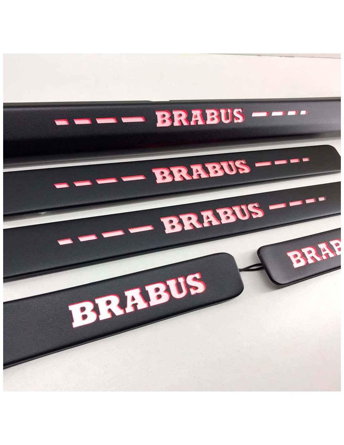 - Mercedes-Benz - Brabus 黑色车门踏板,红色 LED 发光,5 件装,适用于梅赛德斯-奔驰 W463A W464 G 级轿车 - 1 - Brabus 黑色车门踏板采用鲜艳的红色 LED 照明,为您的梅赛德斯-奔驰 W463A G - Mercedes-Benz - Brabus 黑色车门踏板,红色 LED 发光,5 件装,适用于梅赛德斯-奔驰 W463A W464 G 级轿车 - 1 - Brabus 黑色车门踏板采用鲜艳的红色 LED 照明,为您的梅赛德斯-奔驰 W463A G