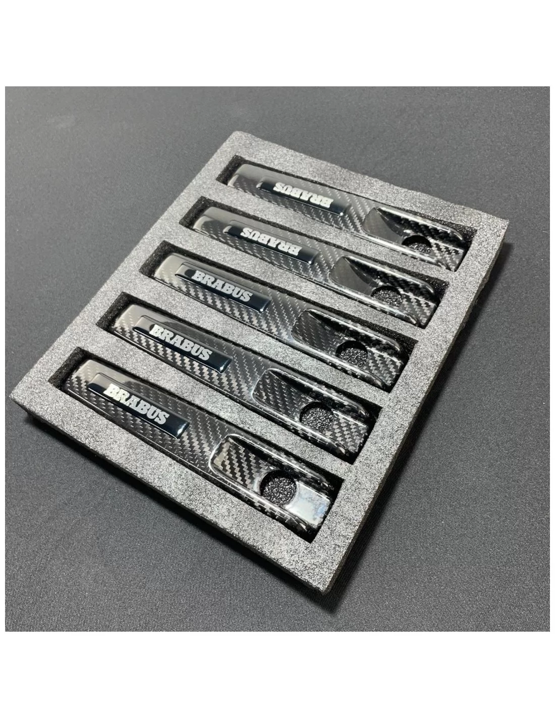 - Mercedes Benz - Poignées de porte en fibre de carbone avec logo Brabus 3pcs pour Mercedes-Benz W463 Classe G 3 portes SWB - 2 - Mercedes Benz - Poignées de porte en fibre de carbone avec logo Brabus 3pcs pour Mercedes-Benz W463 Classe G 3 portes SWB - 2