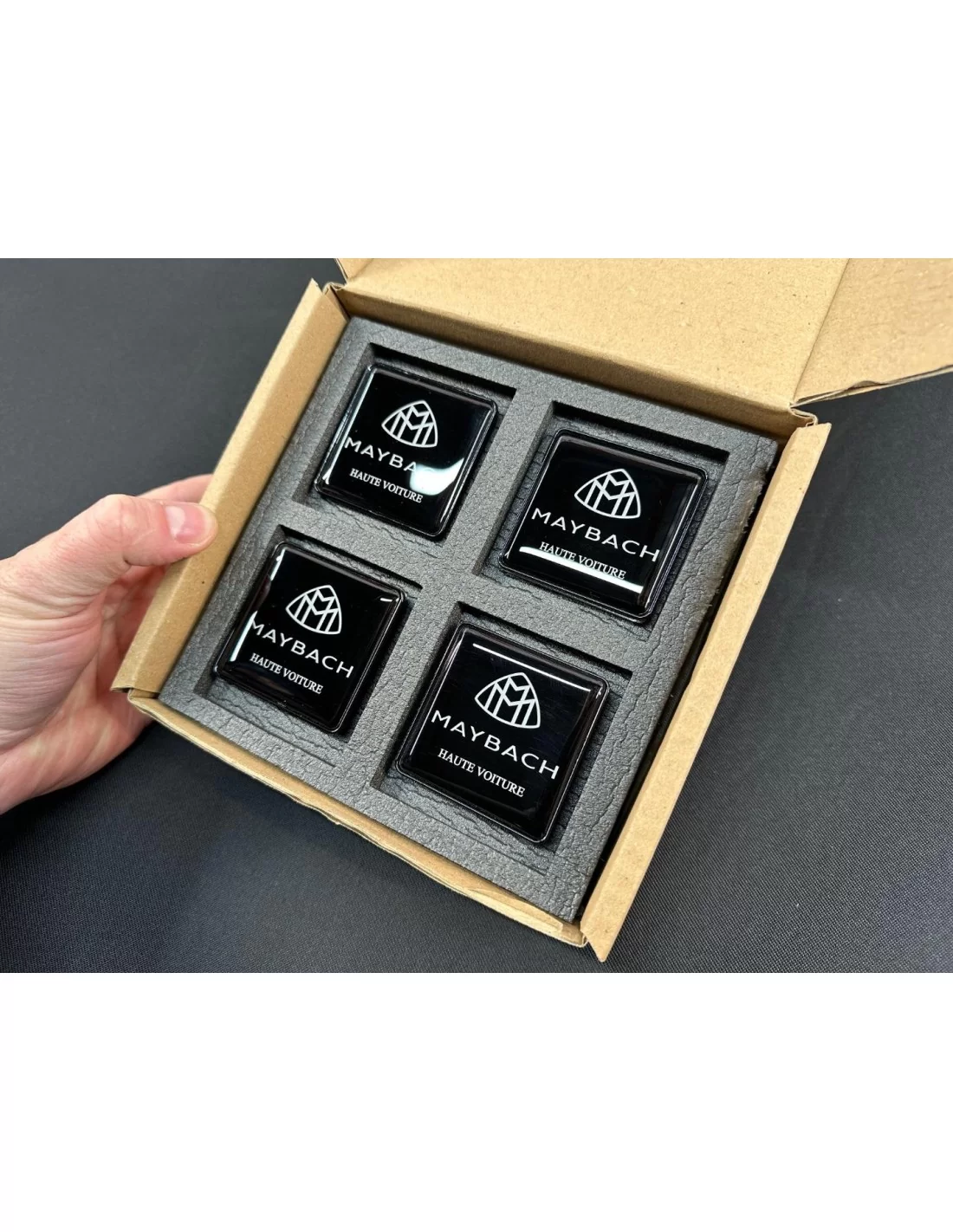  - logo & Emblems - Juego de emblemas metálicos MAYBACH para asientos de automóviles Mercedes-Benz - 5 - Mejore su Mercedes-Benz