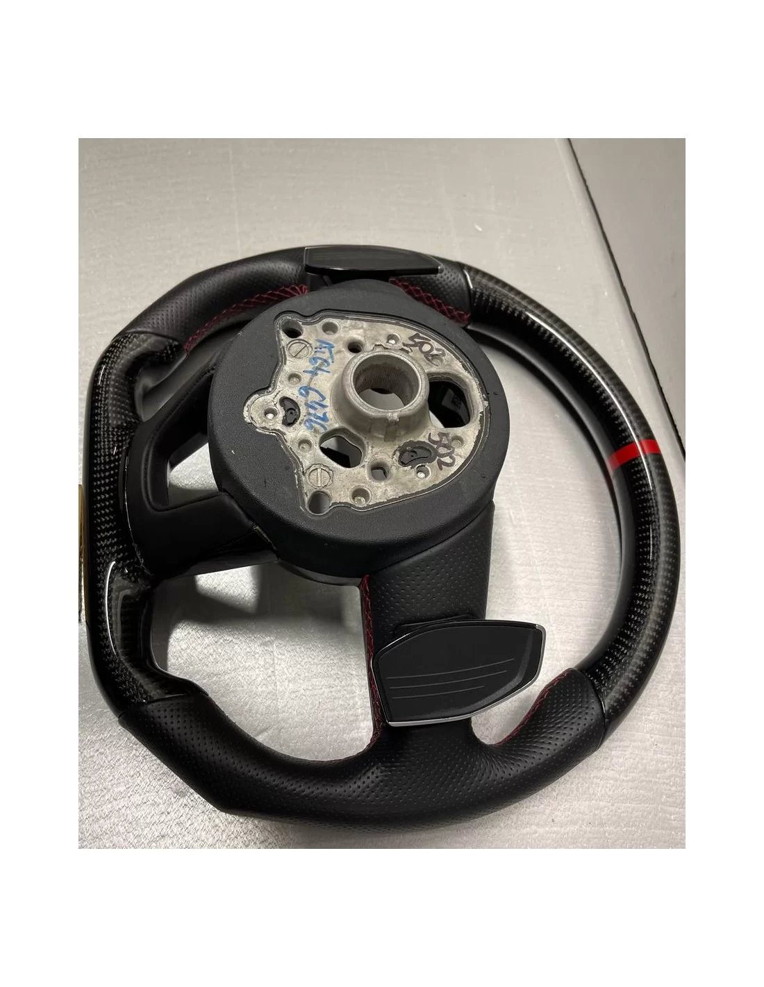 - Volant - Volant Audi S5 personnalisé avec point zéro en carbone et rouge - 2 - Améliorez votre conduite avec un volant Audi S - Volant - Volant Audi S5 personnalisé avec point zéro en carbone et rouge - 2 - Améliorez votre conduite avec un volant Audi S