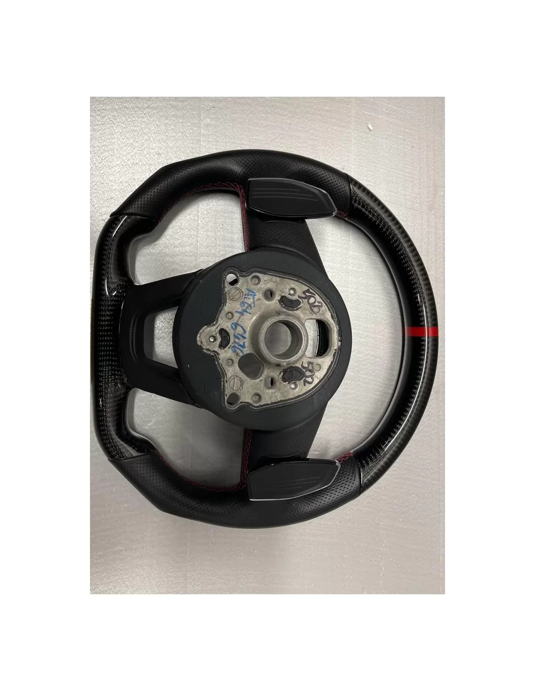  - Steering Wheels - Aangepast Audi S5-stuurwiel met carbon en rood nulpunt - 3 - Upgrade je auto met een aangepast Audi S5 stuu