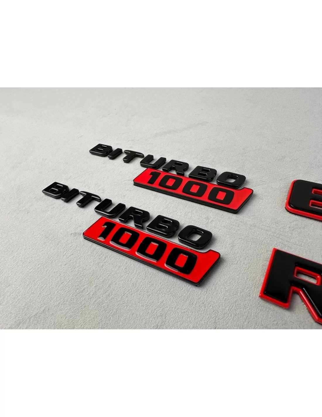  - Logos & Emblems - 用于梅赛德斯-奔驰 GT 2024 赛车的 Brabus 火箭 1000 徽章套件 - 2 - 使用 Brabus Rocket 1000 独家徽章套件，为您的 2024 Mercedes-Benz GT 改头换面