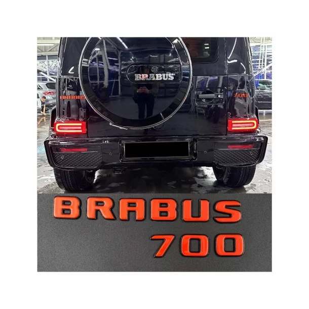  - Logos & Emblems - 用于梅赛德斯-奔驰 W463A W464 G 级轿车的 Brabus 700 徽标，橘红色金属漆 - 1 - 醒目的 Brabus 700 橙色金属徽标为您的梅赛德斯-奔驰 W463A 增色不少。完美展现您的风格！